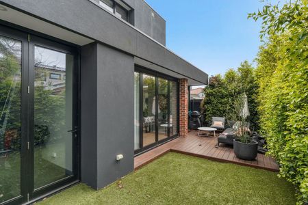 Exquisite Luxury Living: Fully Furnished Elegance Awaits in Port Melbourne - Photo 4