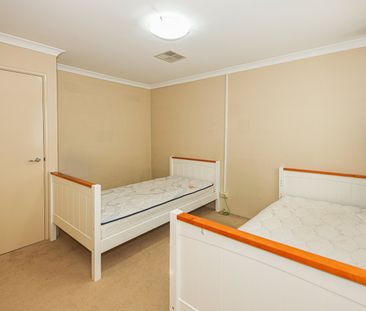MODERN 2-STOREY TOWNHOUSE - Photo 3
