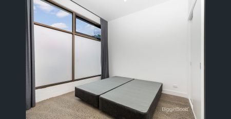 RENOVATED AND FURNISHED, 3 BEDROOM URBAN CONVERSION IN RICHMOND! - Photo 4