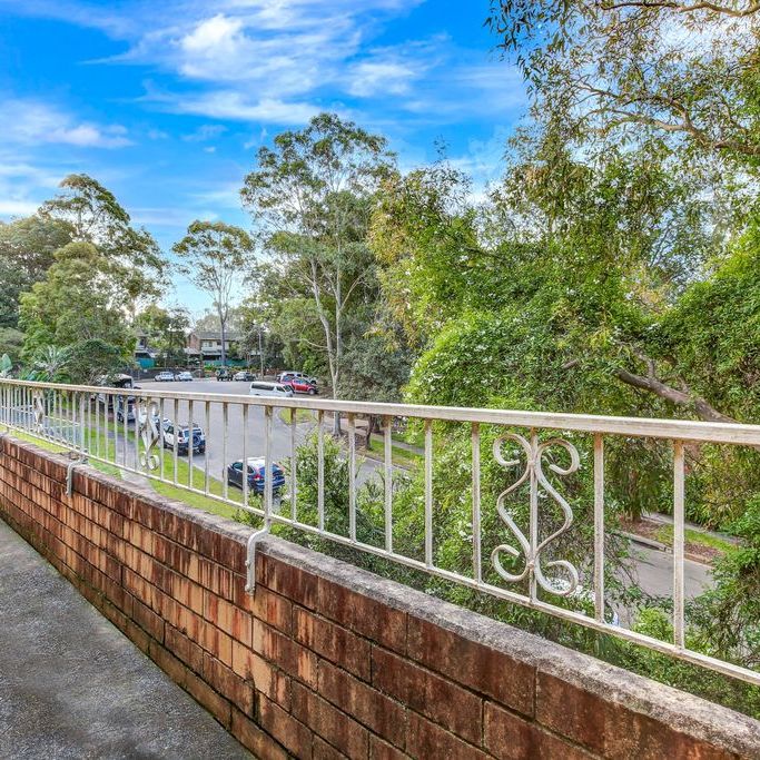 Top Floor, Immaculately Presented 2 bedroom Unit - Photo 1