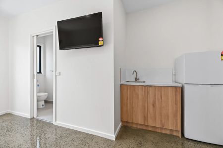 Brand new fully furnished rooms with private courtyards – All bills included! - Photo 5