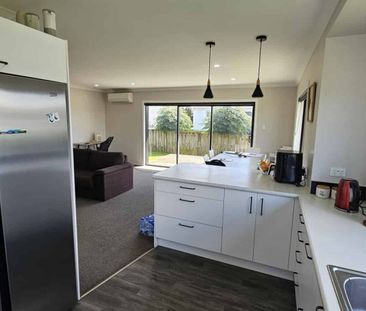 MODERN FAMILY HOME IN WAITARA - Photo 3