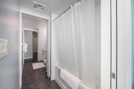 Private Basic - Waterfront Toronto - Photo 4
