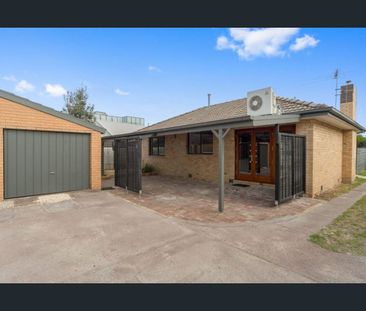 Coastal Comfort and Modern Style in the Heart of Aspendale - Photo 5