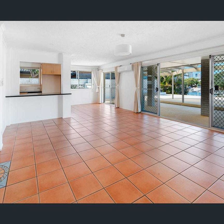 Waterfront house in Broadbeach Water - Photo 1