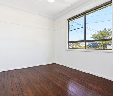 Freshly Painted 3 Bedroom Home, Renovated Kitchen, Fantastic Location! - Photo 2