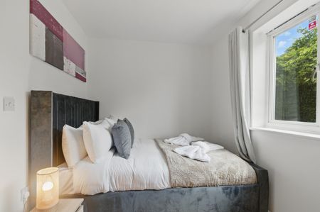 2 Bed Flat, Manchester Court, E16 - Photo 4