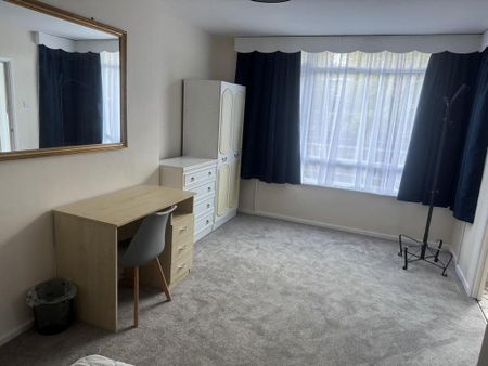 3 bedroom apartment to rent - Photo 2