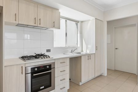 Modern 2x2 Apartment with Park Views - Photo 5