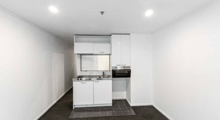 Two Bedroom City Apartment! - Photo 2