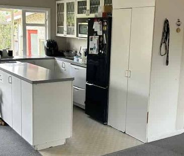 Generously sized 3 bedroom home - Photo 2