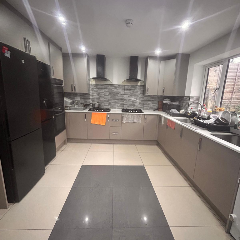 10 bedroom semi-detached house to rent - Photo 1