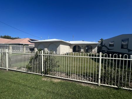 Renovated Coastal Home with Pool & Entertaining Area - Just 350m to the Beach! - Photo 5