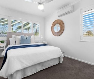 Beautifully Renovated Family Home with Pool in Prime Bayside Location - Photo 6