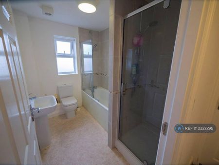 4 bedroom semi-detached house to rent - Photo 5