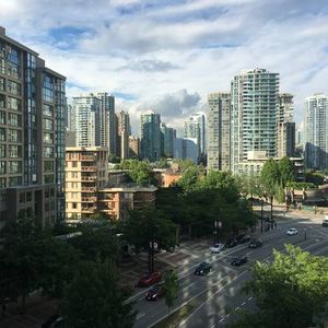 Bright, Open 1Bed+Den in Yaletown - Photo 2