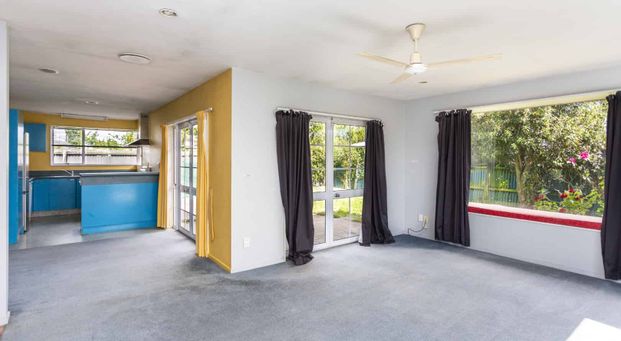 Spacious Pet Friendly Family Home! - Photo 1