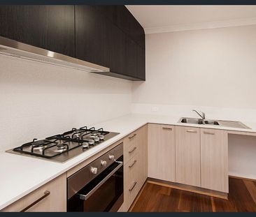 Stylish, Secure Apartment – Perfect for Easy Living or Lock-and-Leave - Photo 5