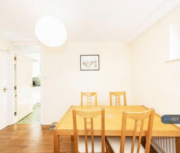 4 bedroom semi-detached house to rent - Photo 4