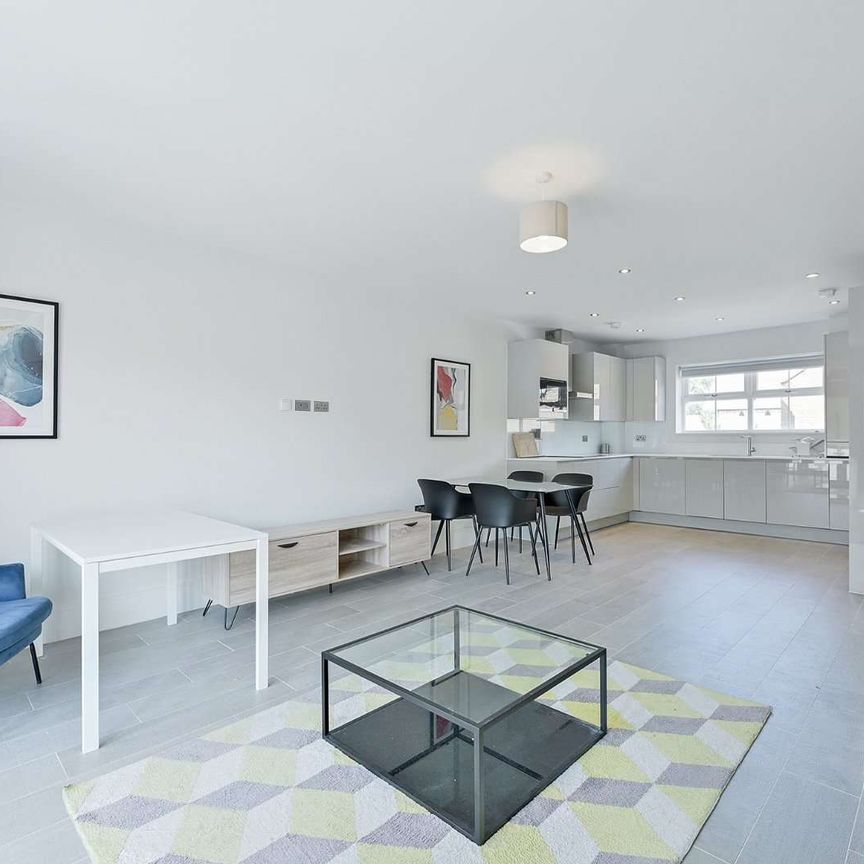 Stylish furnished apartment with balcony, resident parking and contemporary interiors throughout. - Photo 1