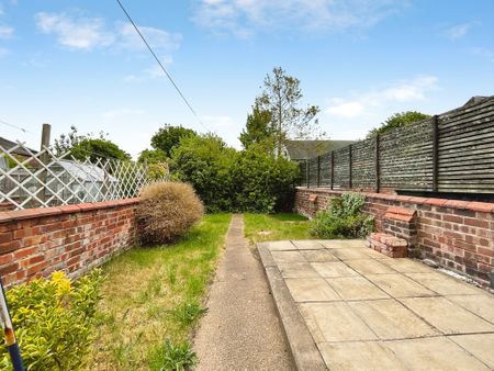2 bedroom Mid Terraced House to let - Photo 4