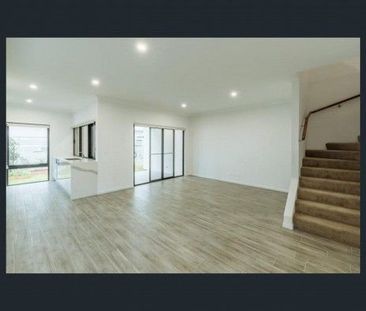 Modern Luxury Townhouse for Rent in Prestigious Park Cove, Hope Island - Photo 4