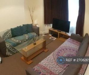 1 bedroom in a house share to rent - Photo 2