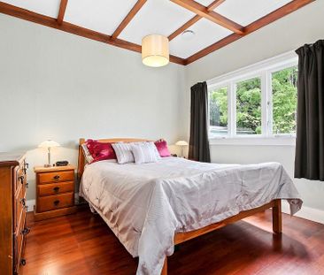 Charming Epsom 3BR bungalow w/ Fully Fenced Garden - Photo 6
