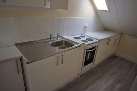 2 bedroom Flat To Let - Photo 3