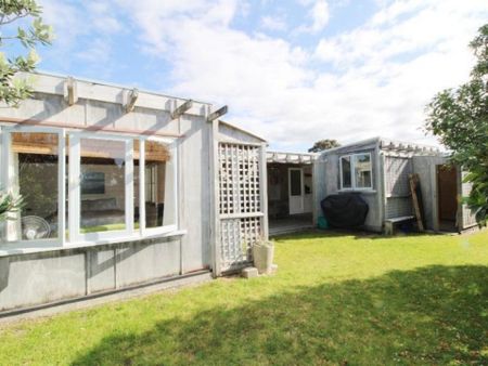 Rustic Sunny Whangapoua Cabins - Photo 4