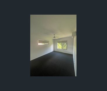 Large duplex in quiet street - Photo 1