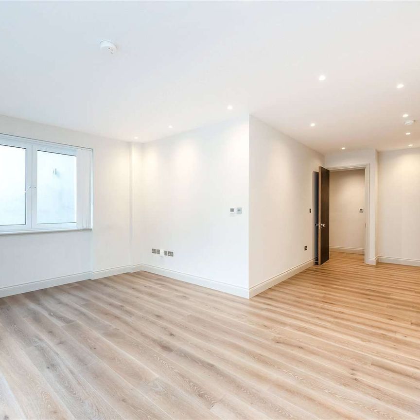 Stunning two bedroom, two bathroom apartment set in converted detached Ealing development. - Photo 1
