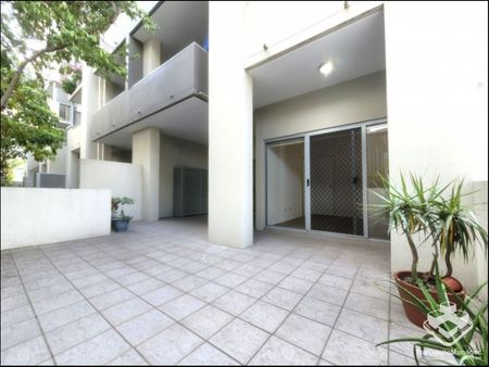 Newly Renovated 2Beds 2Baths + Study Room, ALL Brand-New Appliances, Next Door to Shopping Centre - Photo 5