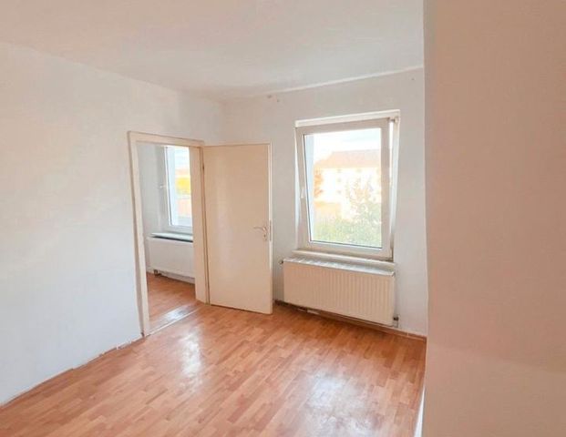 Stilvolle 4-Zimmer-Wohnung mit EBK – monatsmietfrei zur Selbstrenovierung - Photo 1