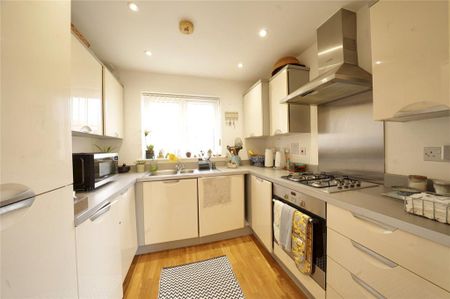 3 bedroom semi-detached house to rent - Photo 5