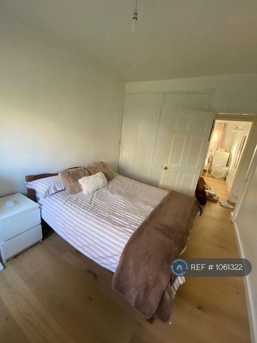 1 bedroom in a flat share to rent - Photo 5