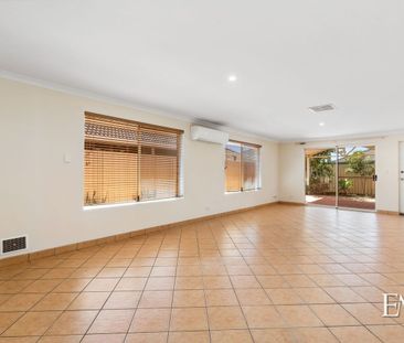 Freshly painted, in front of the park! - Photo 1