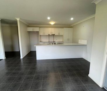 Fantastic 3 Bedroom, 2 Bathroom Property - Photo 6