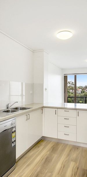 Fabulously located 2 bedroom apartment! - Photo 1