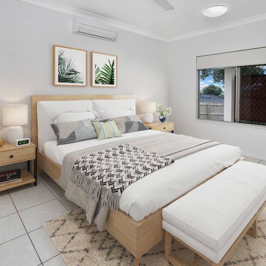 Five Bedrooms - Pool - Outdoor Kitchen - Solar - Double Garage Plus Carport - Photo 1
