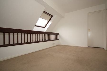 Tintagel Way, Woking - Photo 5