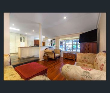 Spacious Family Home Facing Lake Monger – Premium Wembley Living - Photo 1