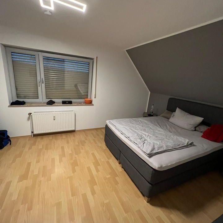 Schöne renovierte 3 Zimmer Wohnung im DG in ruhiger, schöner, grüner Lage mit Balkon und Sellplatz - Foto 1