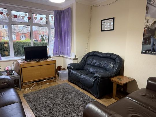 6 bedroom detached house to rent - Photo 1