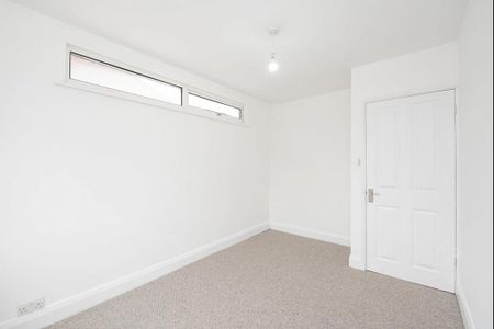 4 bedroom semi-detached house to rent - Photo 4