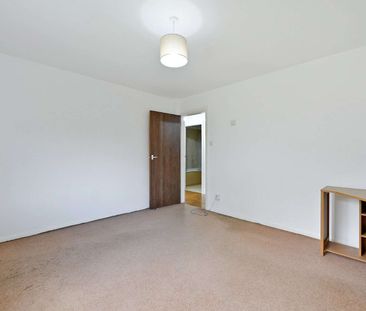 A ground floor flat is located less than a mile from Marlow High St... - Photo 2