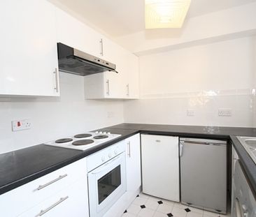 Knaphill, Woking - Photo 5