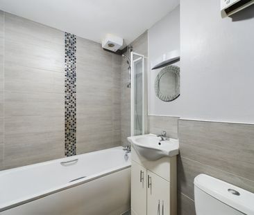 2 bedroom Flat in Missenden Gardens, Burnham - Photo 6