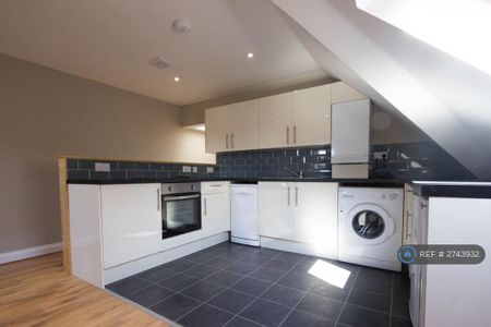 3 bedroom flat to rent - Photo 3