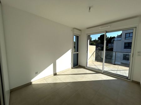 A LOUER - Appartement centre ville dans résidence très récente, standingT4 meublé avec 2 terrasses et 1 grand rooftoop - 1 garage au coeur du village Carry-le-Rouet , - Photo 4